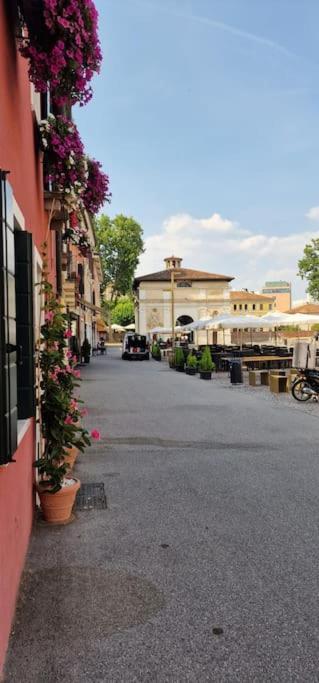Storico Alloggio Fronte Piazza In Borgo Portello Padova Exterior foto