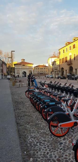 Storico Alloggio Fronte Piazza In Borgo Portello Padova Exterior foto